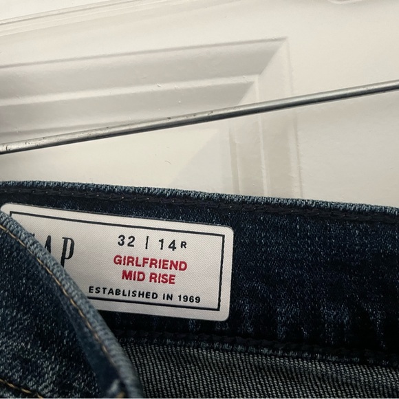 Gap Girlfriend jeans size 32 never worn dark wash, no distressing ankle length - Picture 2 of 6